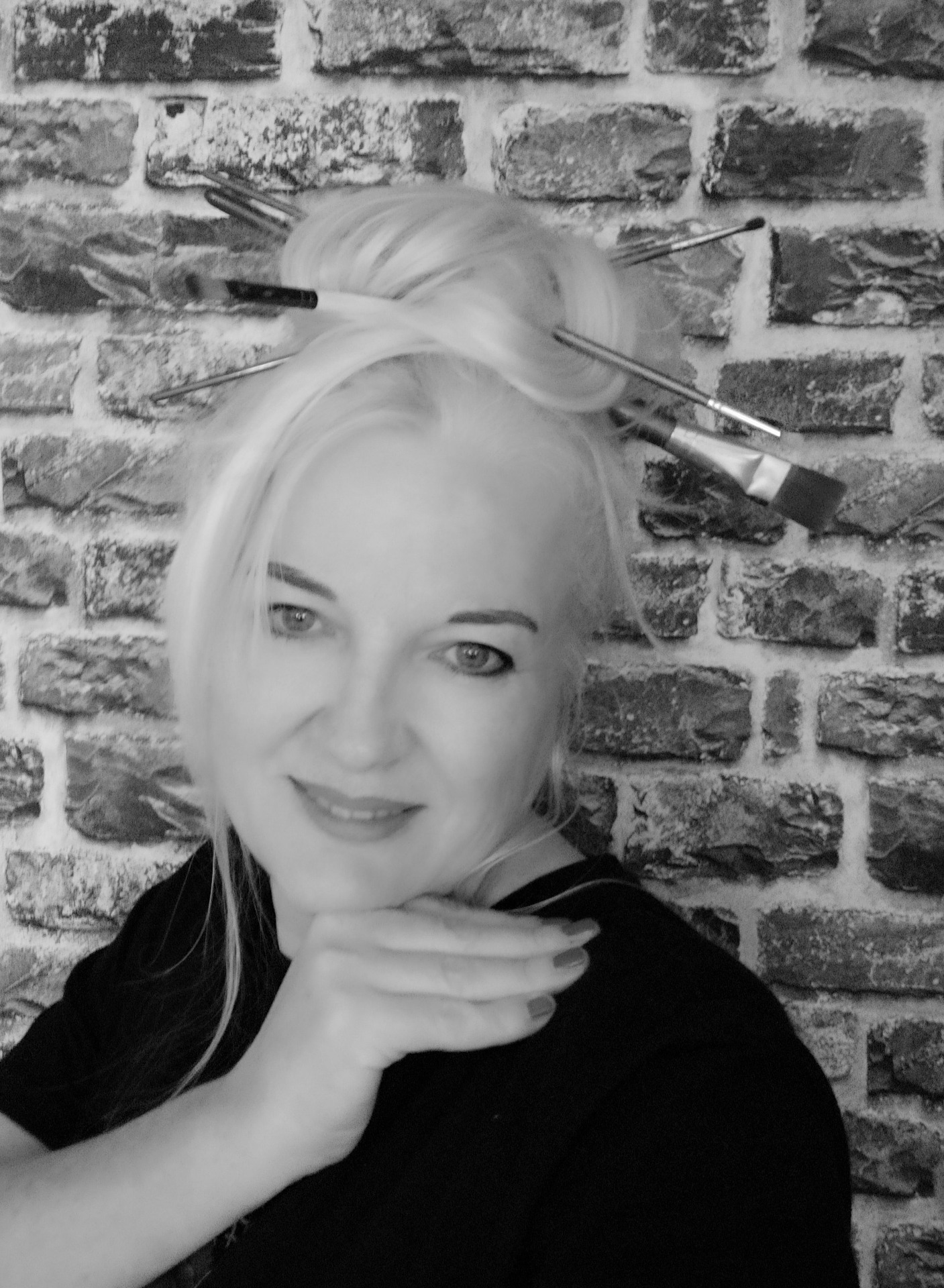 Autorka - neprofesionálna maliarka obrazov a akvarelov s pseudonymom MonArp.